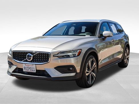 Used 2025 Volvo V60 B5 Cross Country Plus AWD/4WD image 3