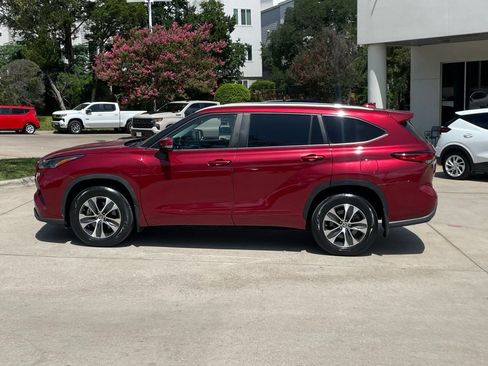 Used 2023 Toyota Highlander XLE FWD image 3