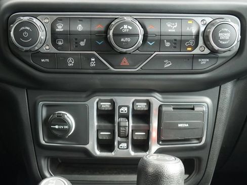 Used 2018 Jeep Wrangler Unlimited Sahara w/ Cold Weather Group AWD/4WD image 20