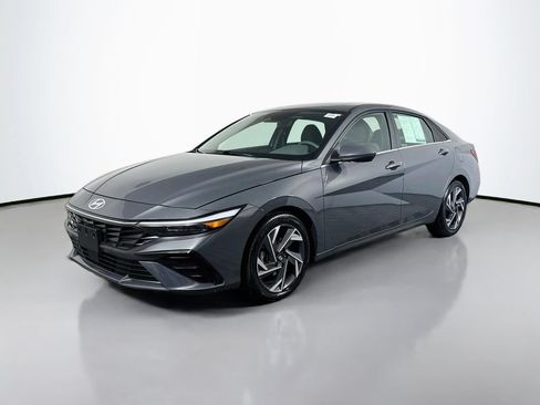 Used 2025 Hyundai Elantra SEL FWD image 2
