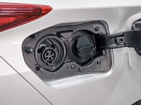Used 2022 Toyota Prius Prime XLE FWD image 5