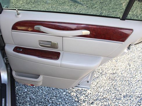 Used 2005 Lincoln Town Car Signature image 21