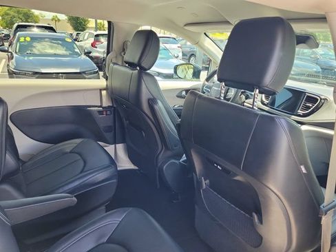 Used 2024 Chrysler Pacifica Limited FWD image 8