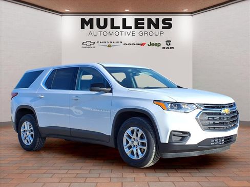 Used 2021 Chevrolet Traverse LS image 3