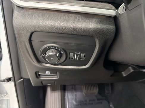 Used 2023 Jeep Grand Cherokee Limited w/ Black Appearance Package AWD/4WD image 10