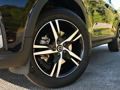 Used 2025 Volvo XC40 B5 Core image 34