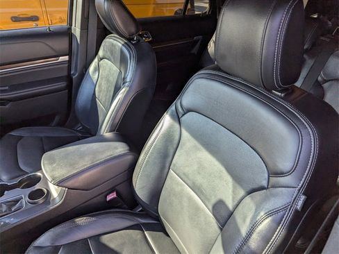 Used 2018 Ford Explorer Limited image 12