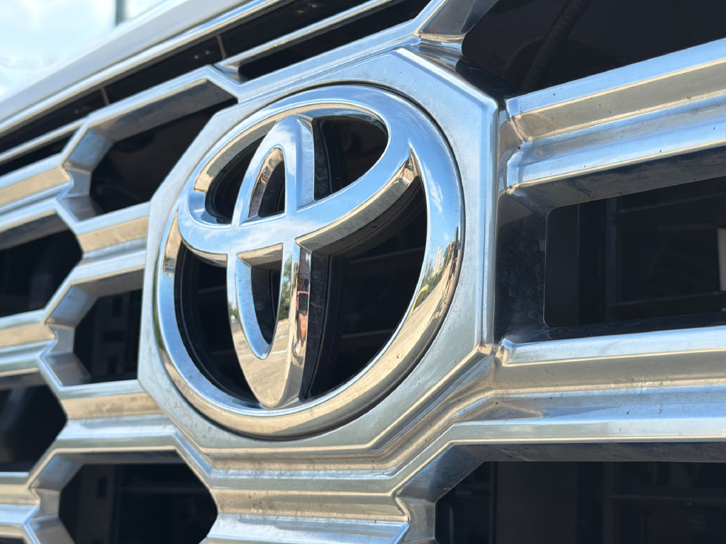 Used 2025 Toyota Sequoia Capstone AWD/4WD image 17
