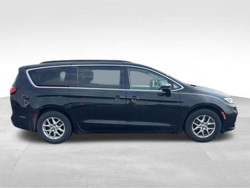Used 2022 Chrysler Pacifica Touring-L FWD image 4