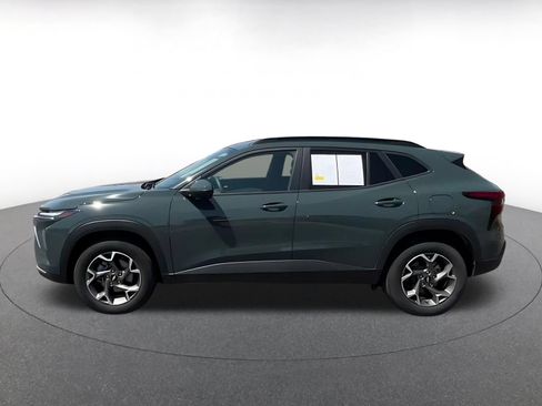 Used 2025 Chevrolet Trax LT FWD image 8