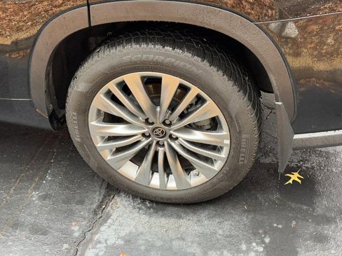 Used 2023 Toyota Highlander AWD image 5