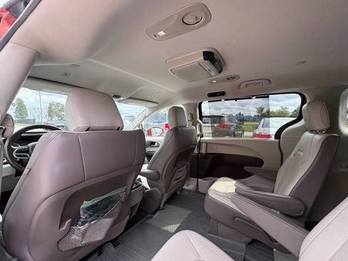 Used 2018 Chrysler Pacifica Touring-L FWD image 26