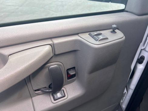 Used 2005 Chevrolet Express 3500 Extended Passenger w/ LS Preferred Equipment Group image 12