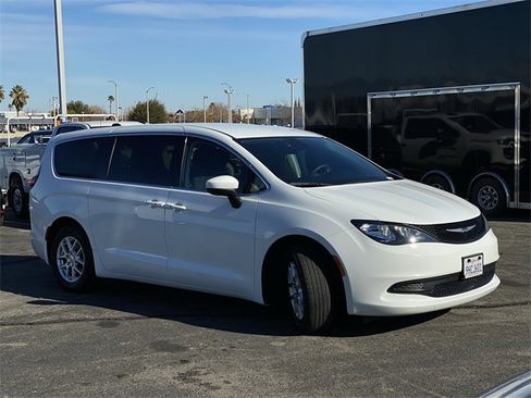 Used 2023 Chrysler Voyager LX image 3