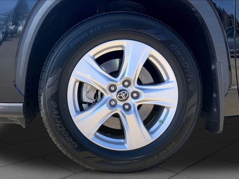 Used 2023 Toyota Highlander LE AWD/4WD image 19