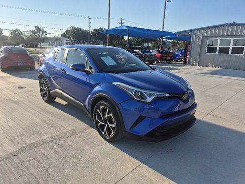 Used 2019 Toyota C-HR XLE FWD image 4