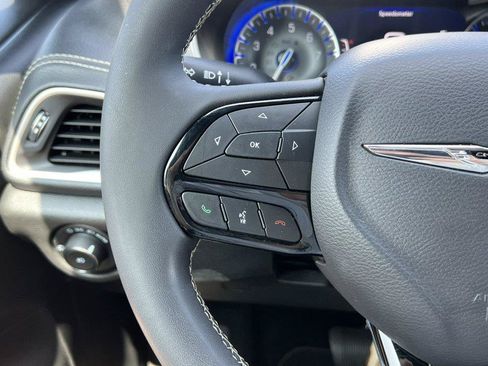 Used 2023 Chrysler Pacifica Touring FWD image 19