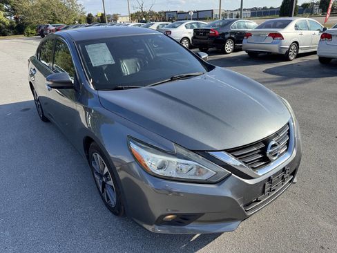 Used 2017 Nissan Altima 2.5 SL w/ Moonroof Package image 5
