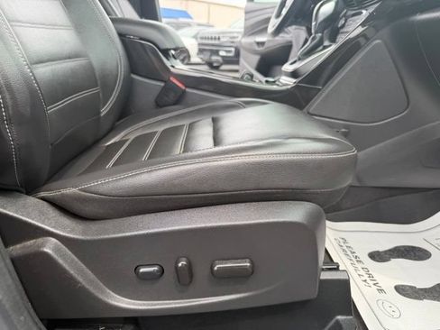 Used 2018 Ford C-MAX Titanium FWD image 34