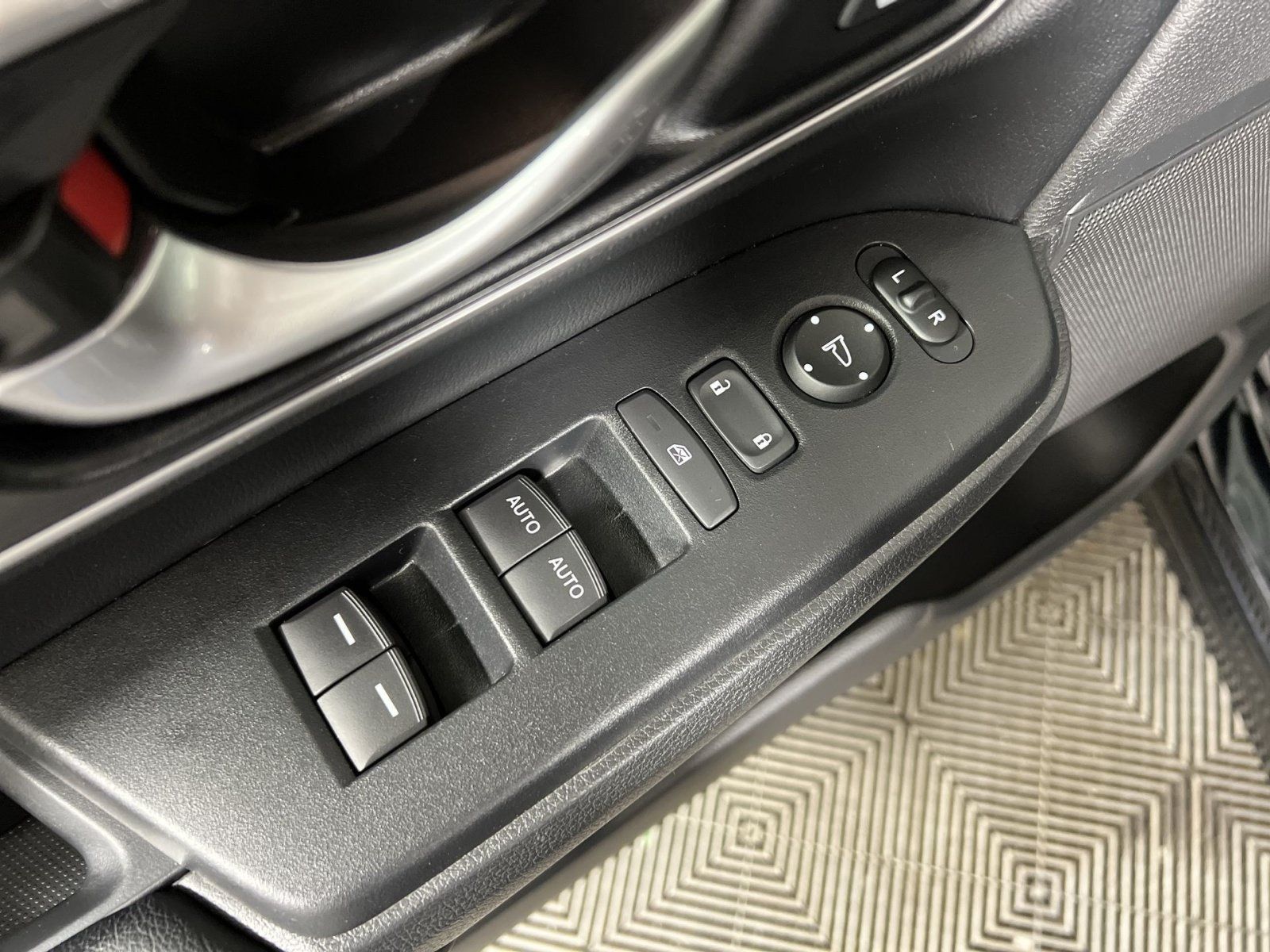 Used 2018 Honda CR-V Touring image 15