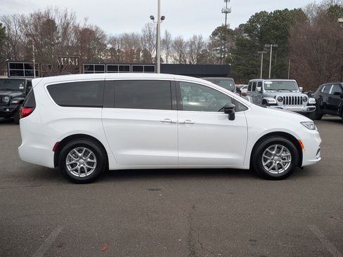 New 2026 Chrysler Pacifica Select image 4