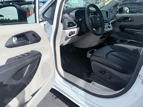 Used 2024 Chrysler Pacifica Touring-L image 14