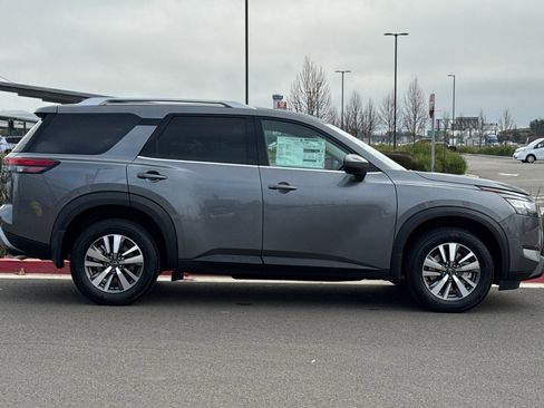 New 2025 Nissan Pathfinder SL image 3