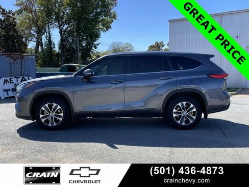 Used 2023 Toyota Highlander XLE image 4