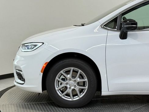 New 2026 Chrysler Pacifica Select image 4