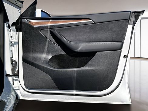 Used 2025 Tesla Model Y Performance image 26