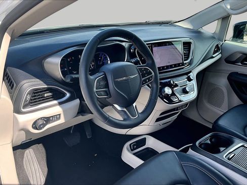 Used 2024 Chrysler Pacifica Limited FWD image 18