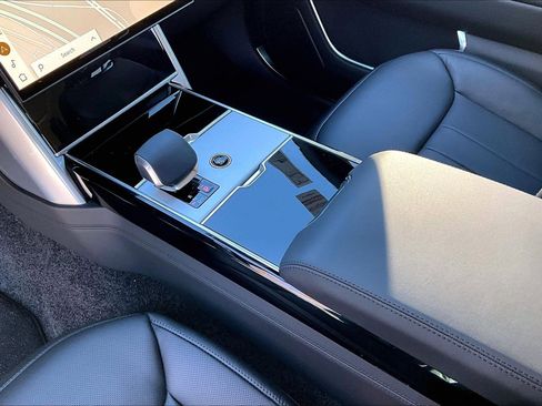 New 2025 Land Rover Range Rover SE image 9