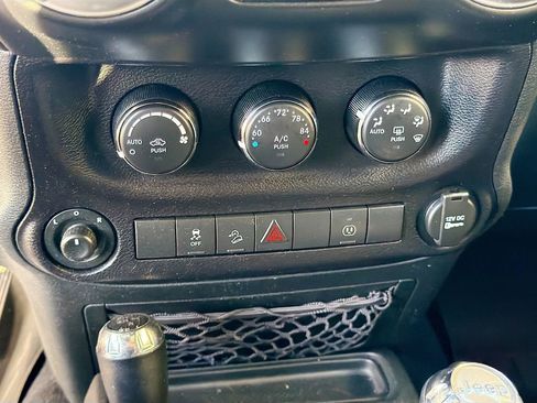 Used 2017 Jeep Wrangler Unlimited Sahara w/ Connectivity Group AWD/4WD image 27