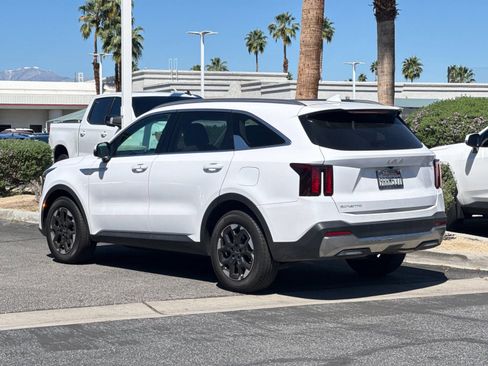 Used 2025 Kia Sorento S w/ Panoramic Sunroof Package image 5