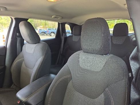 Used 2016 Jeep Cherokee Latitude w/ Cold Weather Group AWD/4WD image 16