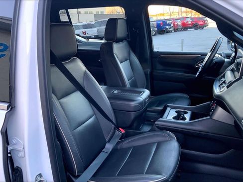 Used 2023 Chevrolet Suburban Premier image 9