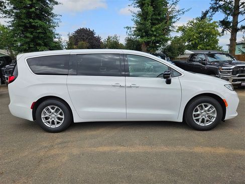 New 2026 Chrysler Pacifica Select image 8