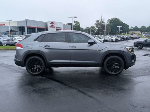 Used 2024 Volkswagen Atlas Cross Sport SE FWD image 8