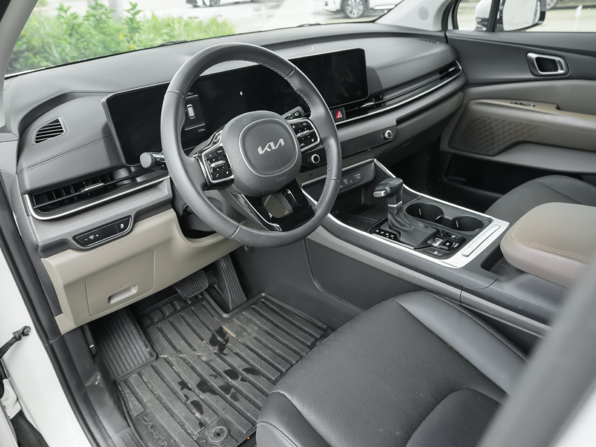 Used 2026 Kia Carnival EX FWD image 2
