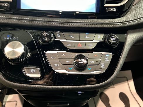 New 2026 Chrysler Pacifica Select image 17