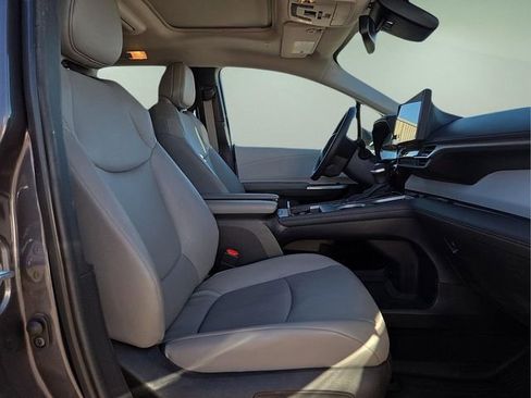 Used 2025 Toyota Sienna XLE image 13