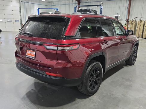 Used 2024 Jeep Grand Cherokee Altitude image 5