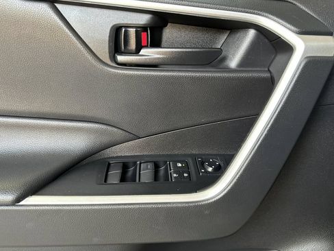 Used 2022 Toyota RAV4 LE AWD/4WD image 11