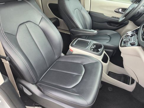 Used 2024 Chrysler Pacifica Touring-L FWD image 10
