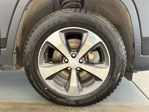 Used 2019 Jeep Cherokee Limited AWD/4WD image 10