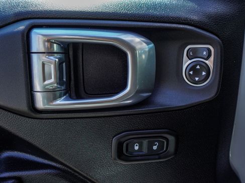 Used 2021 Jeep Gladiator Willys image 10