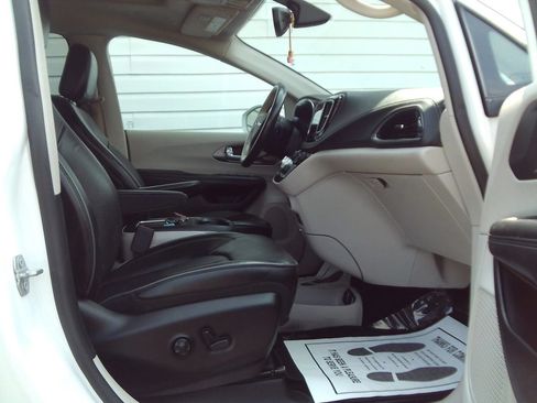 Used 2019 Chrysler Pacifica Limited w/ Tire & Wheel Group FWD image 33