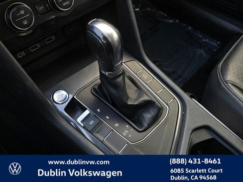 Used 2018 Volkswagen Tiguan SE w/ Panoramic Sunroof Package image 19