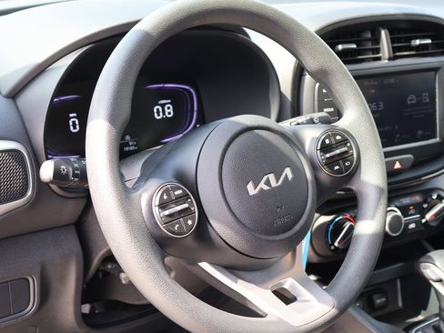 Used 2025 Kia Soul LX w/ LX Technology Package FWD image 25