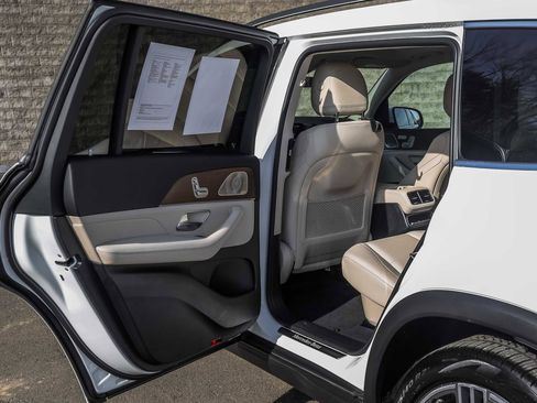 Used 2024 Mercedes-Benz GLS 450 4MATIC image 20